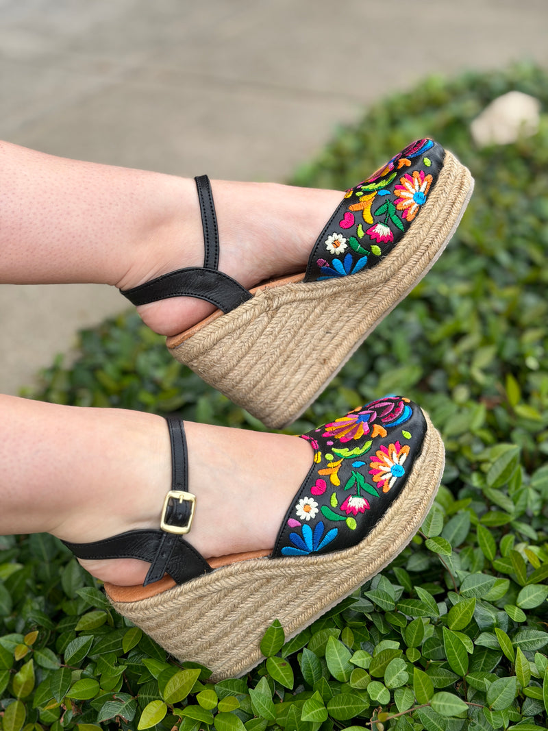 Dione Embroidery Wedges – Guaraxez