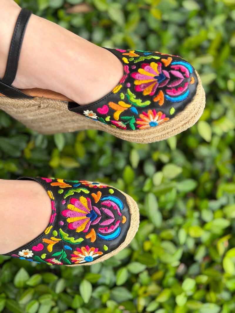 Dione Embroidery Wedges – Guaraxez