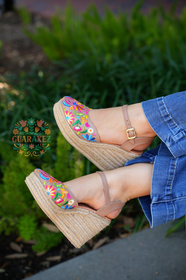 Dione Embroidery Wedges – Guaraxez