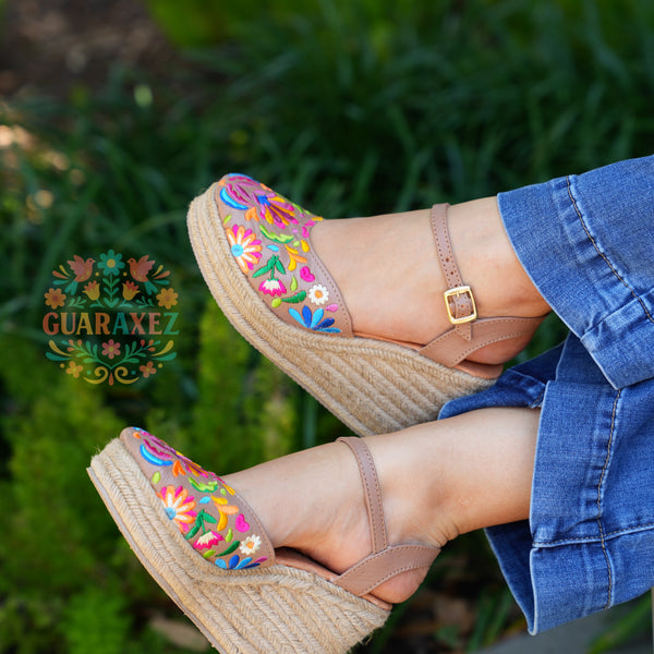 Dione Embroidery Wedges – Guaraxez