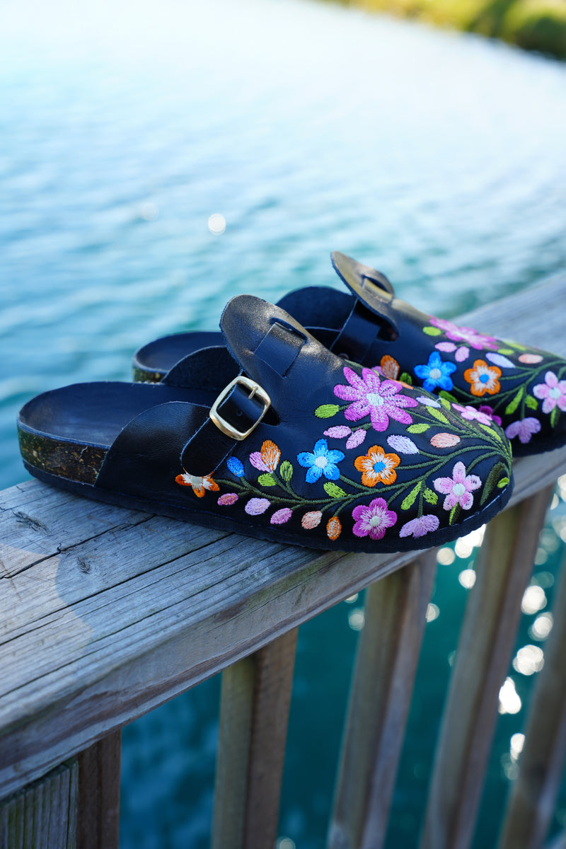 Jardin Embroidery Leather Clogs – Guaraxez