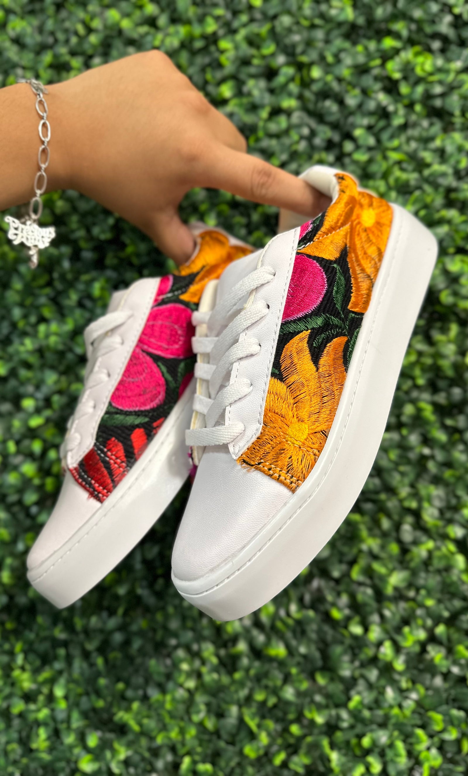 靴 Hana's embroidery shoes Embroidered Artisanal Sneaker/shoe/tennis Shoe/otomi Shoe