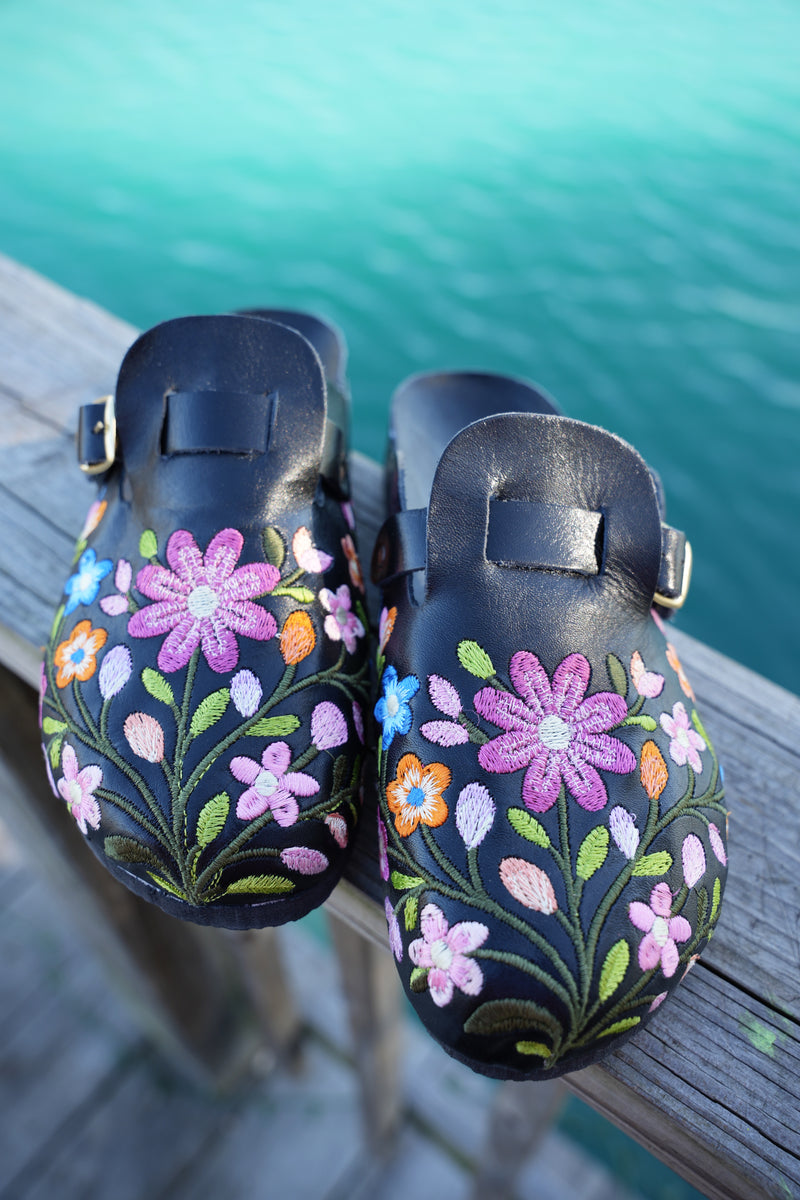 Jardin Embroidery Leather Clogs – Guaraxez