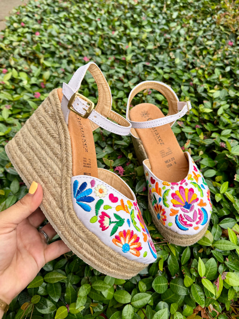 Dione Embroidery Wedges – Guaraxez