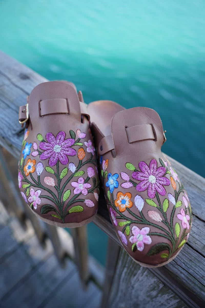 Jardin Embroidery Leather Clogs – Guaraxez