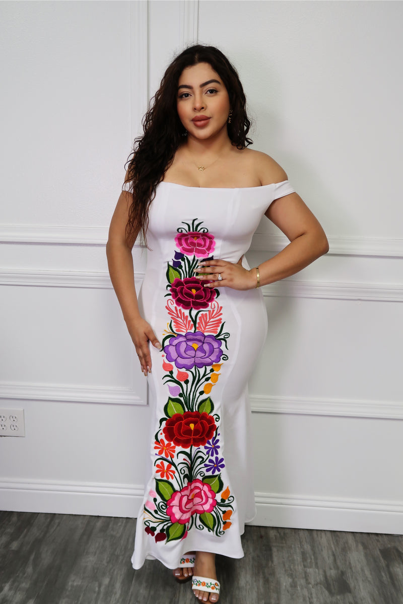 Elegante Embroidered Mexican Dress Plus Size (XL) / Black Elegante Embroidered Mexican Dress Plus Size (XL) / Black