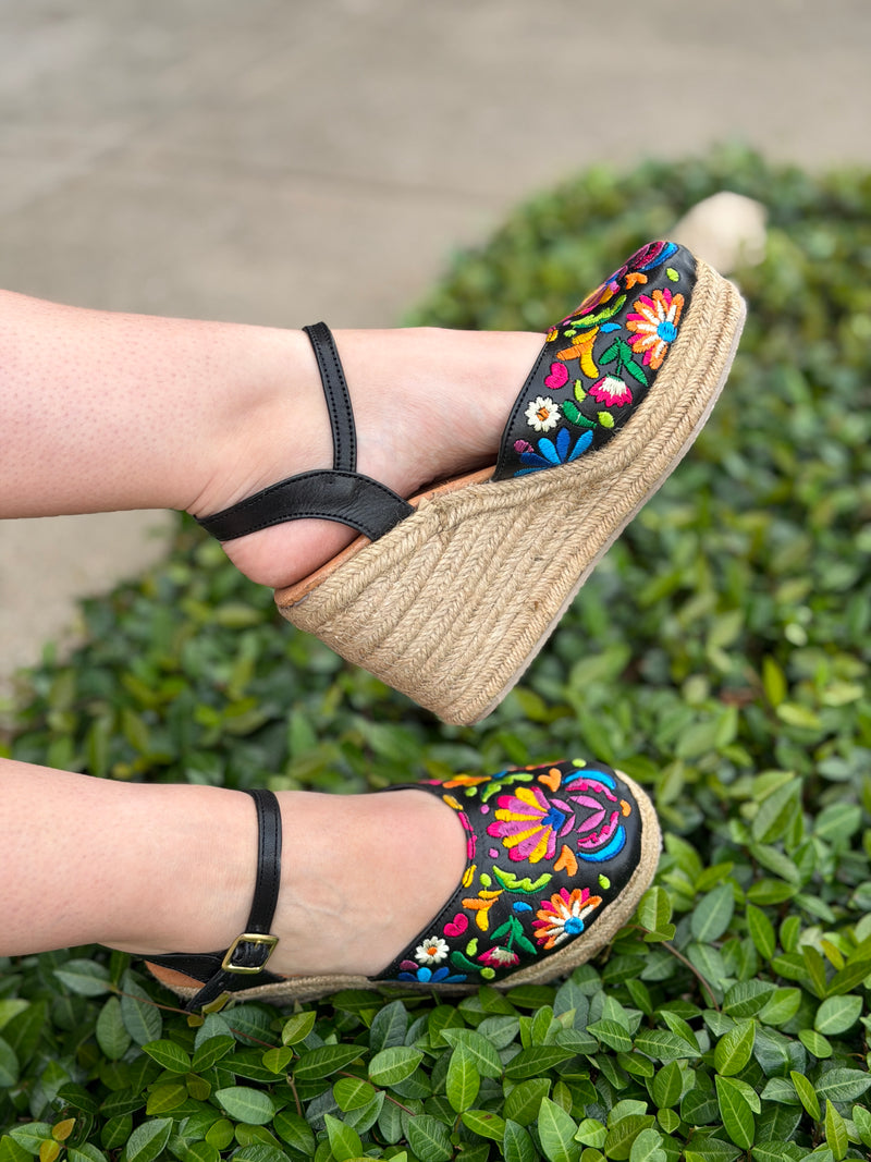 Dione Embroidery Wedges – Guaraxez