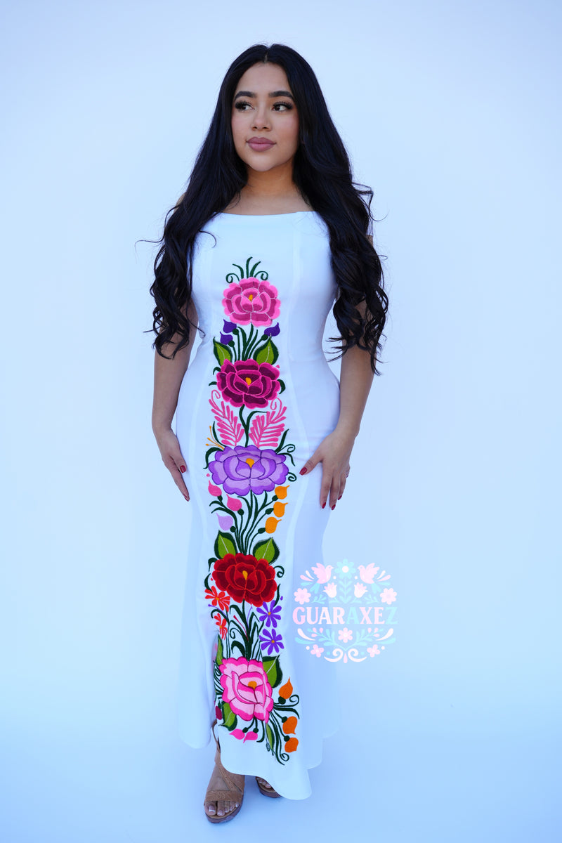 Elegante Embroidered Mexican Dress Plus Size (XL) / Black Elegante Embroidered Mexican Dress Plus Size (XL) / Black